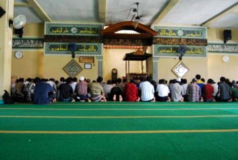 shallat-dzuhur-berjamaah-di-masjid-agung-al-jihad.jpg