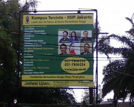 Banner berisi foto para alumni Kampus Tercinta