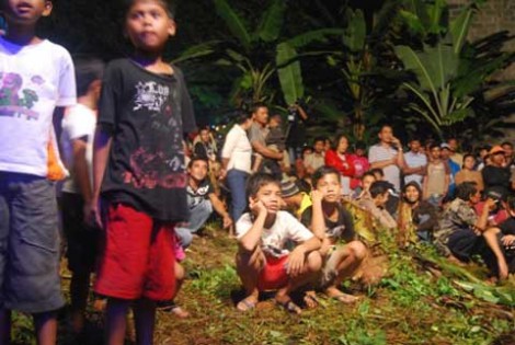 Antusias anak-anak menyaksikan aksi panggung Dangdut Familys