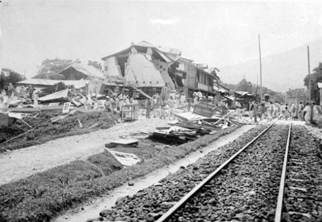 Hancurnya Stasiun Padangpanjang setelah gempa tahun 1926