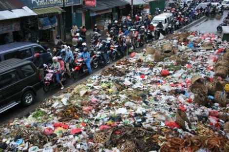 Tumpukan sampah menutupi badan jalan menuju Ciputat dan menyebabkan kemacetan