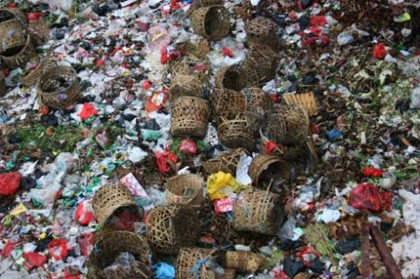 Tumpukan sampah di sekitar Pasar Ciputat