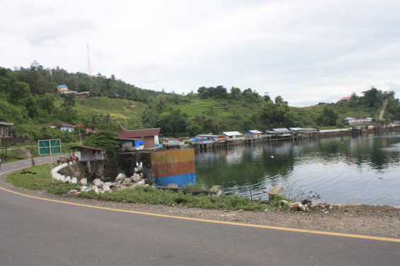 Tong sampah melimpah dan dan bangunan kedai di bibir danau (2013).