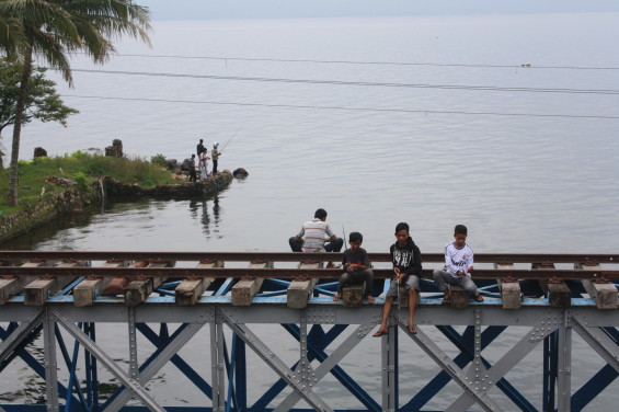 Pemancing di atas rel di Jembatan Ombilin (tahun 2014).