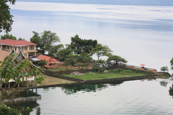Salah satu tempat wisata tepian danau yang dikelola oleh rumah makan ternama di Singkarak.