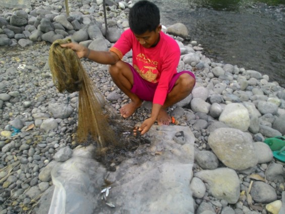 Salah satu nelayan pengguna jaring di Muara Sumpur.